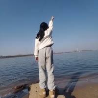 墨绿的乔松